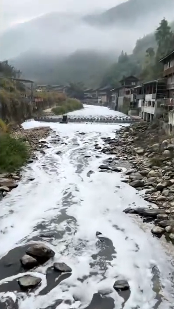 炒股配资查询 桂林一河段出现白色泡沫，环境局：企业废水外溢所致